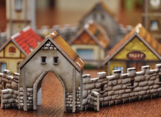 Na czym polega budowanie relacji między tabelami w bazie danych?