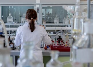 Czym się charakteryzuje badanie eksperymentalne a czym korelacyjne?