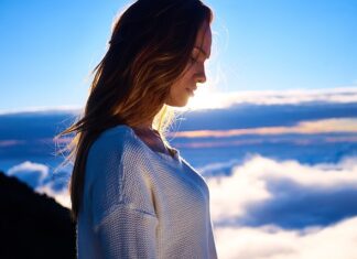 Jak nazywa się osoba która mówi sama do siebie? Jak nazywa się osoba która mówi sama do siebie?