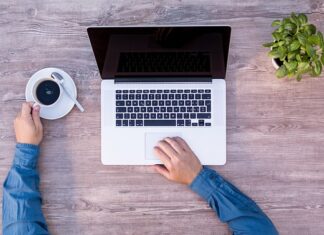 Czy First zwalnia z matury?